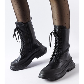 Fekete munkáscipő vastag fekete Crosia talppal 2