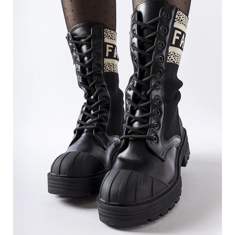 Fekete zoknis cipő fehér Daria felirattal 1