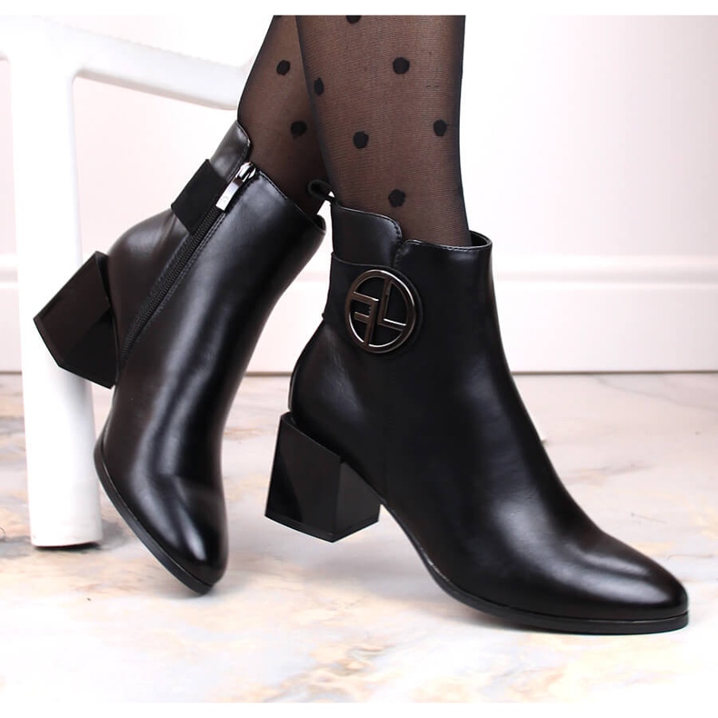 Női fekete, hőszigetelt bokacsizma dekoratív magassarkún, Potocki SZ12227 1