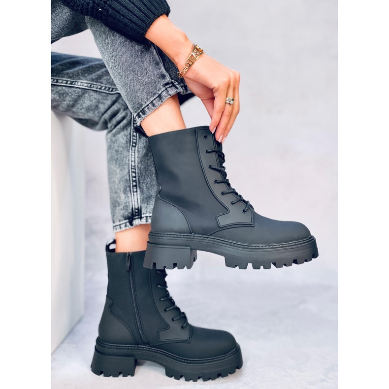 Tamar Fekete fűzős csizma 2