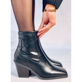 A márka Arya Black magassarkúja fekete 2