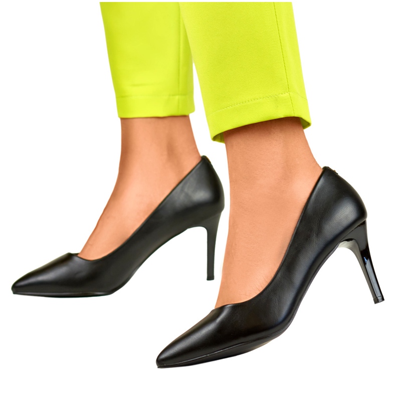 Fekete klasszikus, alacsony női magassarkú eko-bőrből 1