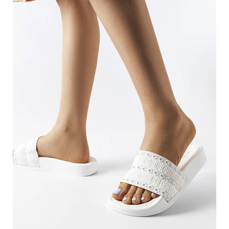 Fehér, Ernest által készített fodrokkal díszített csúszkák 2