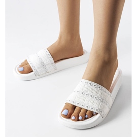 Fehér, Ernest által készített fodrokkal díszített csúszkák 1