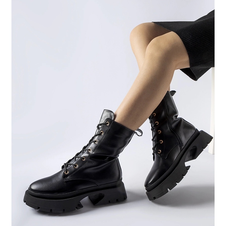 Fekete szigetelt fűzős bokacsizma az Aeroporto-tól 1