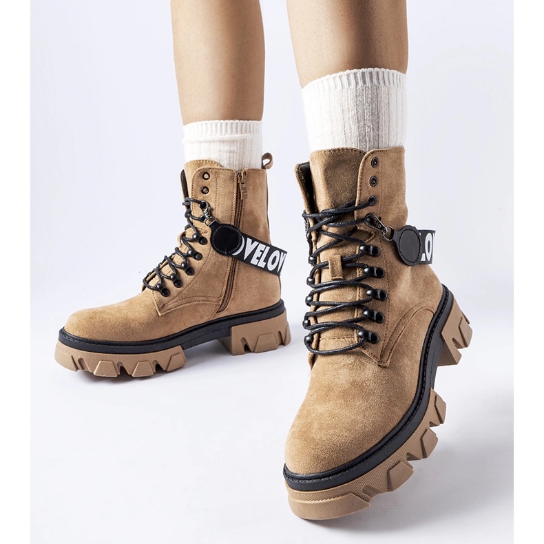 Bézs színű bokacsizma dekoratív levehető pánttal 2