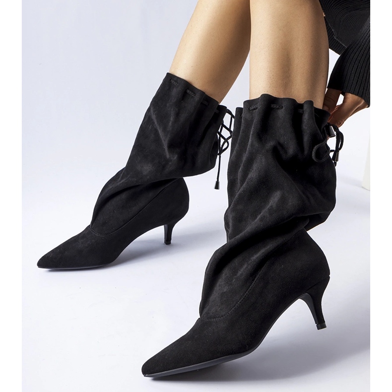 Fekete velúr öko-velúr bebújós csizma magas sarkúval 1