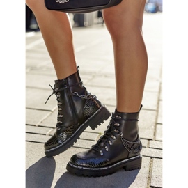 S.Barski Szigetelt munkások láncokkal, fekete 1