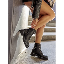 S.Barski Szigetelt munkások láncokkal, fekete 3