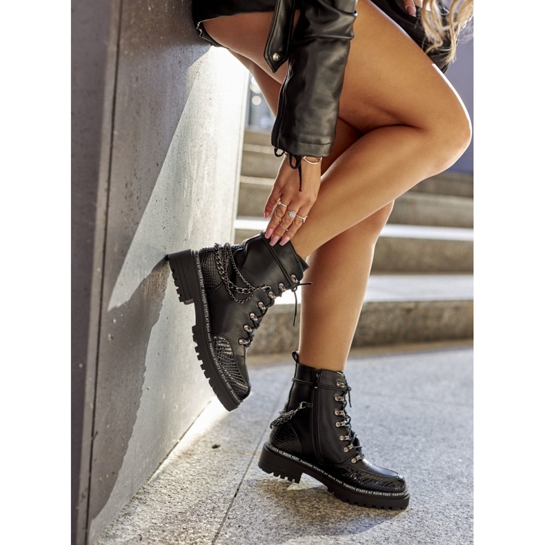 S.Barski Szigetelt munkások láncokkal, fekete 3