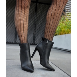 Fekete bokacsizma fodros Roger tűsarkún 1