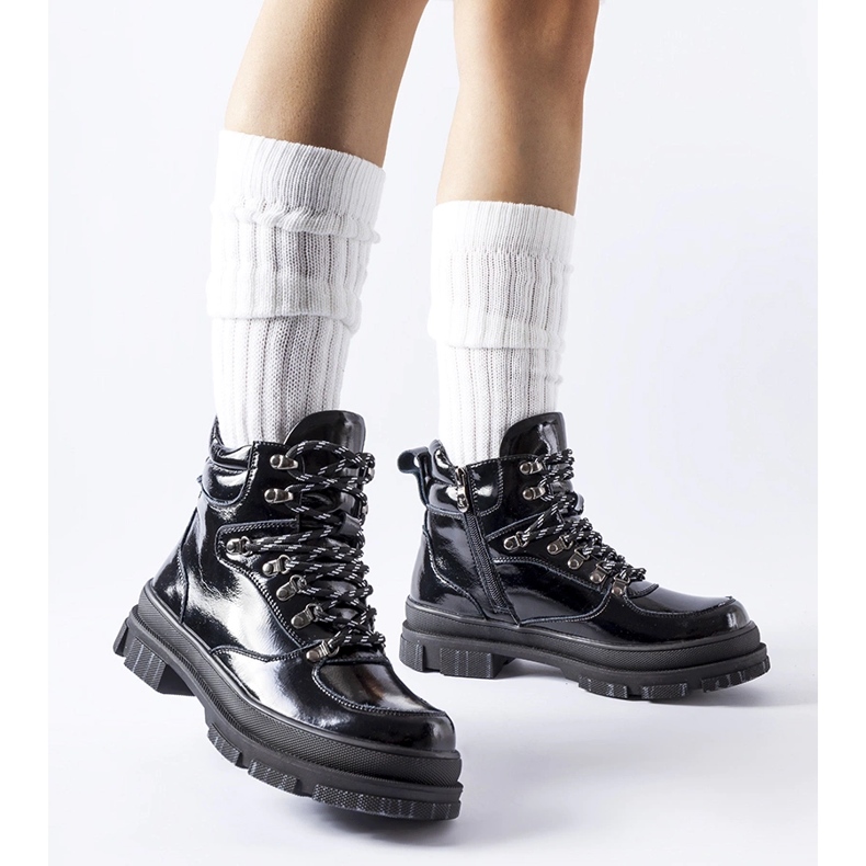 Fekete lakkozott bokacsizma a Richards-tól 1