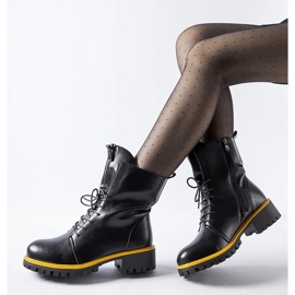 Fekete munkáscsizma sárga Elisabetta díszítéssel 1