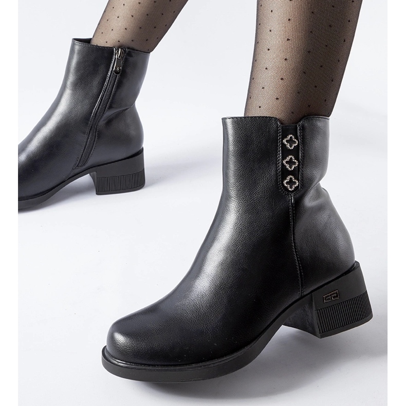 Fekete szigetelt bokacsizma Insignia strasszokkal 1