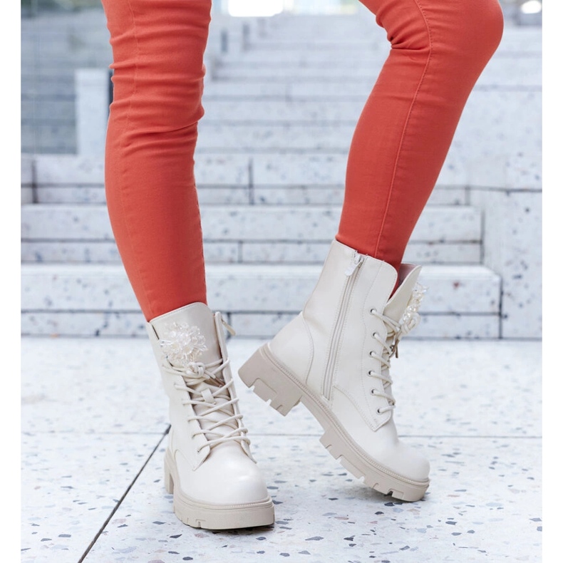 Bézs bokacsizma dekoratív gyöngyökkel Accadia 1