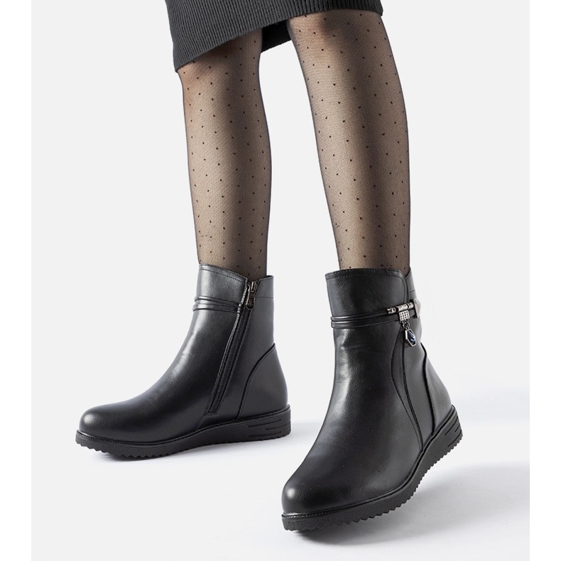 Fekete szigetelt bokacsizma dekoratív Nola medállal 1