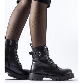 Fekete szigetelt bokacsizma dekoratív Fino csattal 1