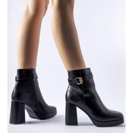 Fekete szigetelt klasszikus Caio magas sarkú bokacsizma 1