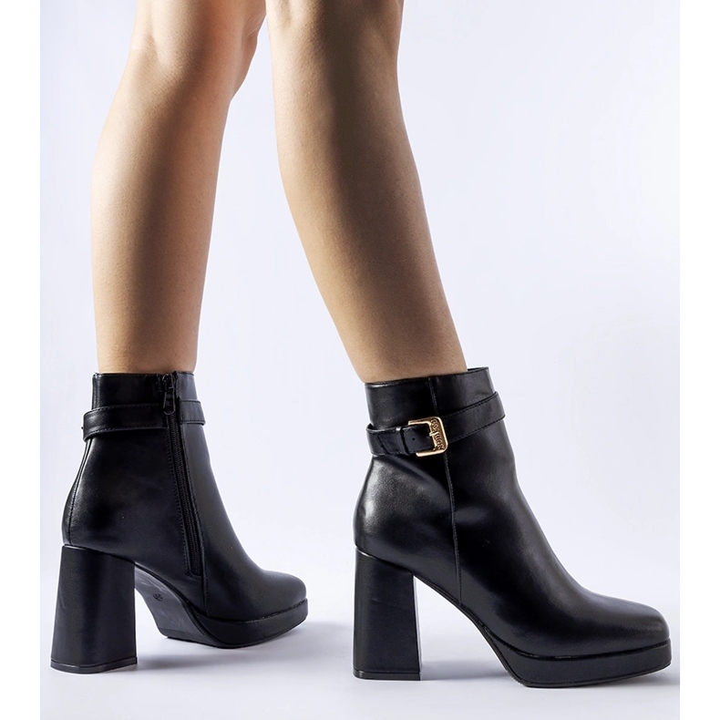 Fekete szigetelt klasszikus Caio magas sarkú bokacsizma 1