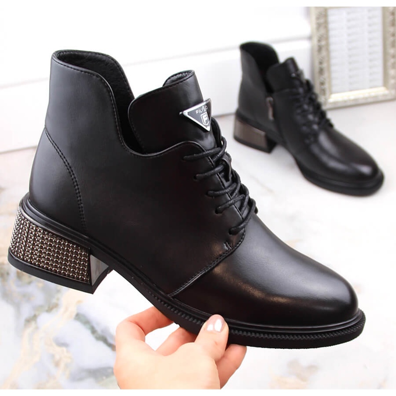 Fekete Filippo DBT4881 hőszigetelt női bokacsizma, dekoratív sarokkal 1