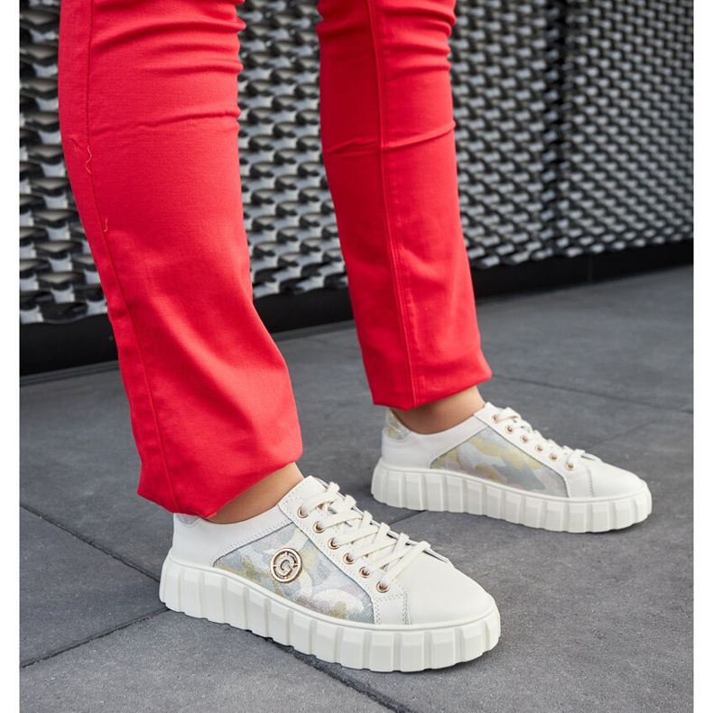 Bézs színű bőr tornacipő strasszokkal 1