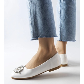 Fehér balerinák Miren brosssal 1