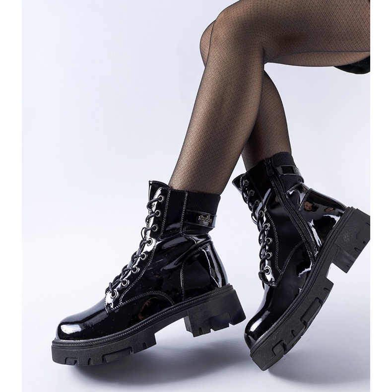 Fekete patentos, enyhén szigetelt Cunha bokacsizma 1