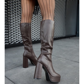 Barna csizma emelvénnyel és sarokkal a Zoccorino-tól 1