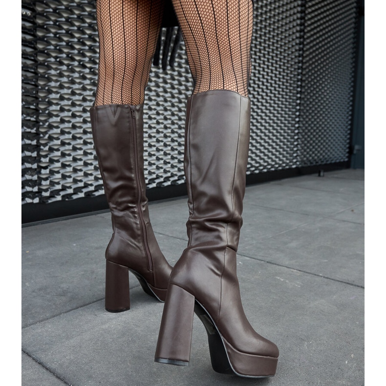 Barna csizma emelvénnyel és sarokkal a Zoccorino-tól 1 Barna csizma emelvénnyel és sarokkal a Zoccorino-tól 1