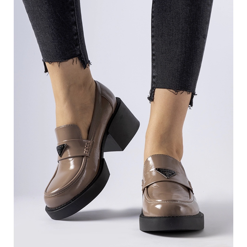 Barna lakkozott naplopók a Hobbs-tól 1