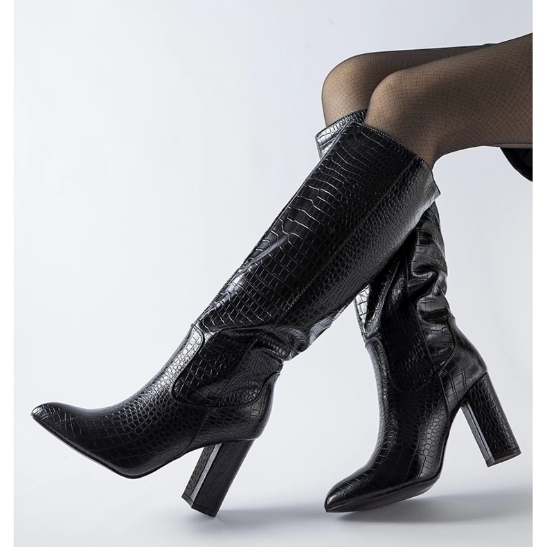 Fekete csizma Facino dombornyomással a sarkán 1