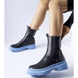 Georgette fekete cipője kék talppal 1