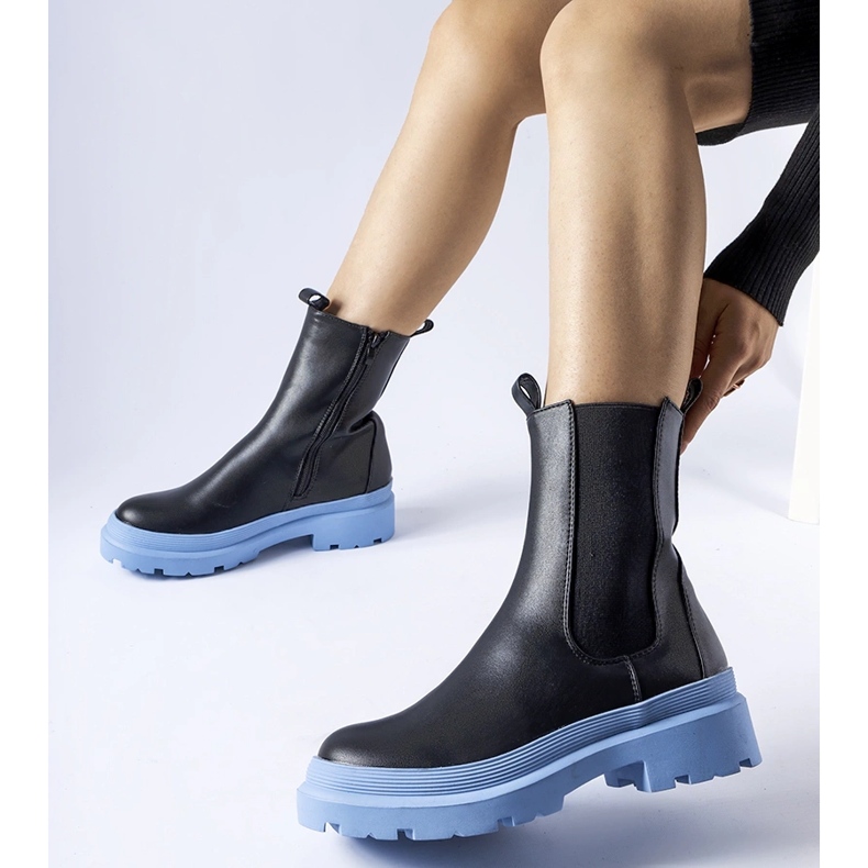 Georgette fekete cipője kék talppal 1