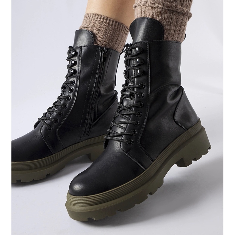 Fekete tornacipő színes Quennie talppal 1