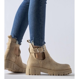 Bézs bokacsizma dekoratív Sarrazin csattal 1