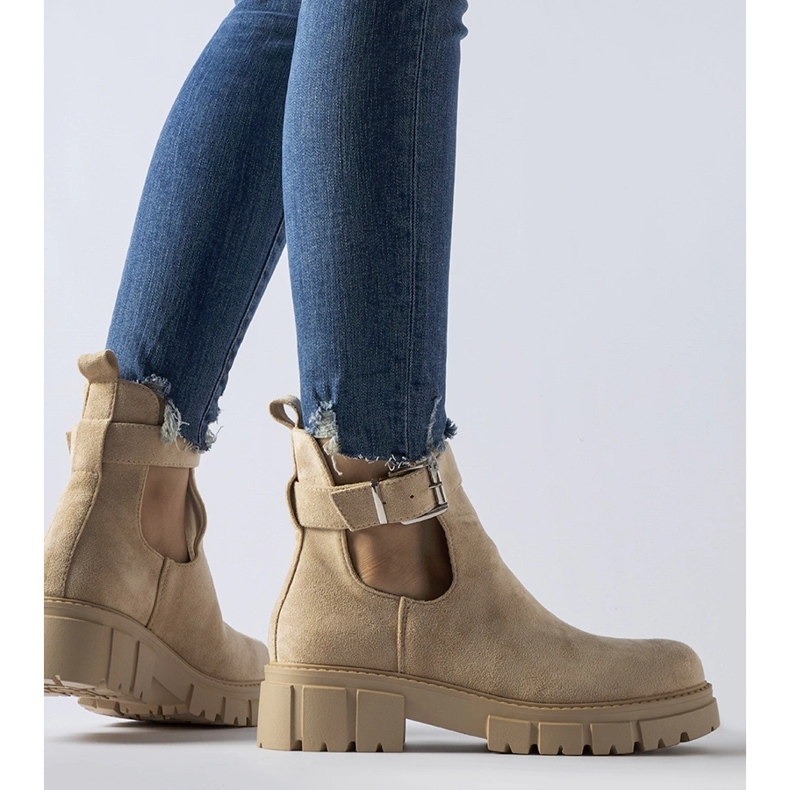 Bézs bokacsizma dekoratív Sarrazin csattal 1