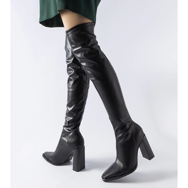 Fekete klasszikus magas sarkú csizma a Faubourg márkától 1