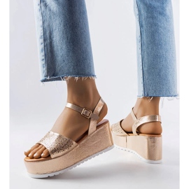 Arany áttört platformszandál a Stockton márkától aranysárga 1