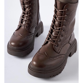 Nicla varrással díszített barna csizma 2