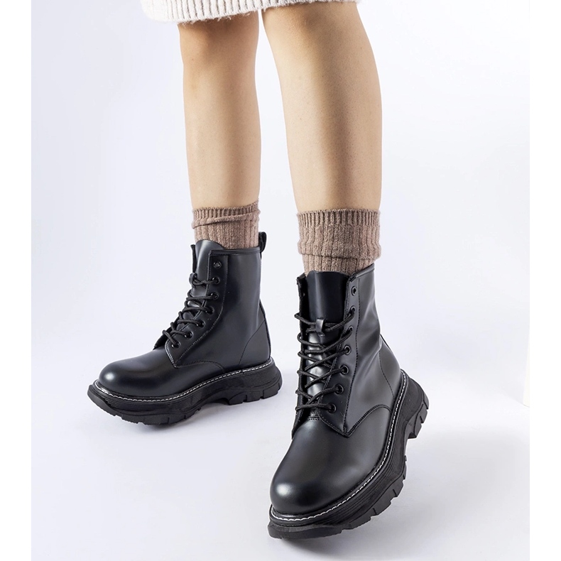 Fekete munkáscipő masszív Borsano talppal 1