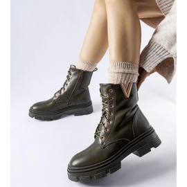 Sötétzöld szigetelt munkáscsizma Fru kivágással 1 Sötétzöld szigetelt munkáscsizma Fru kivágással 1