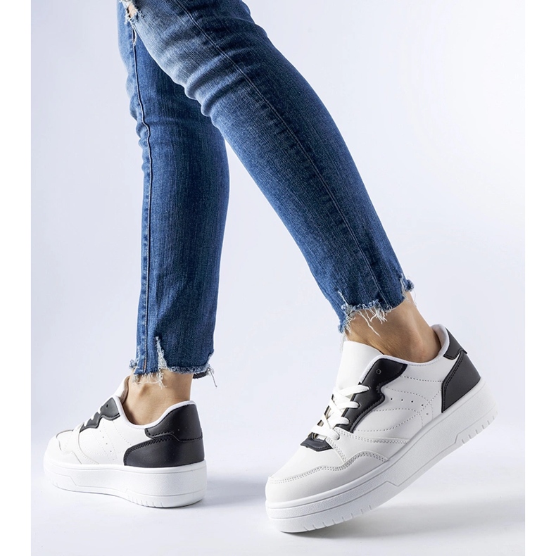 Fehér tornacipő fekete Fournie díszítéssel 1