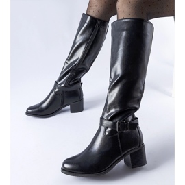 Fekete csizma dekoratív Ernest csattal 1