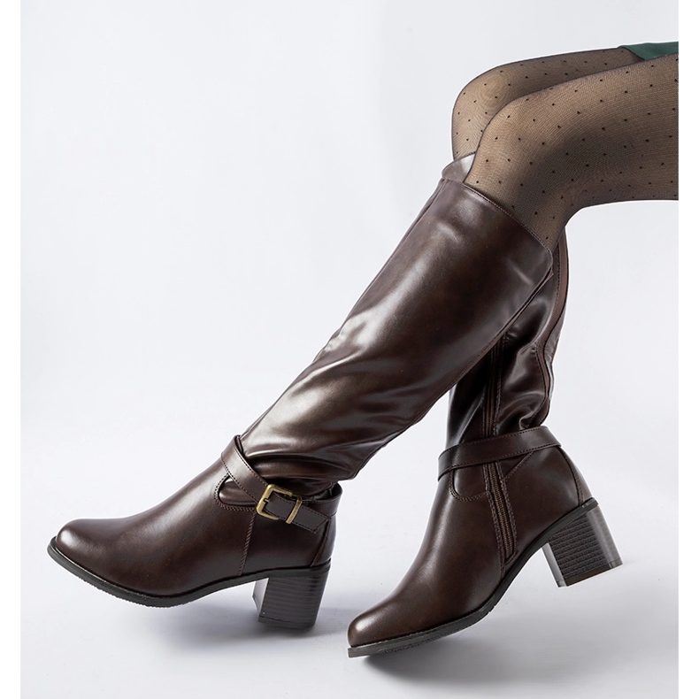 Sötétbarna csizma dekoratív Ernest csattal 1