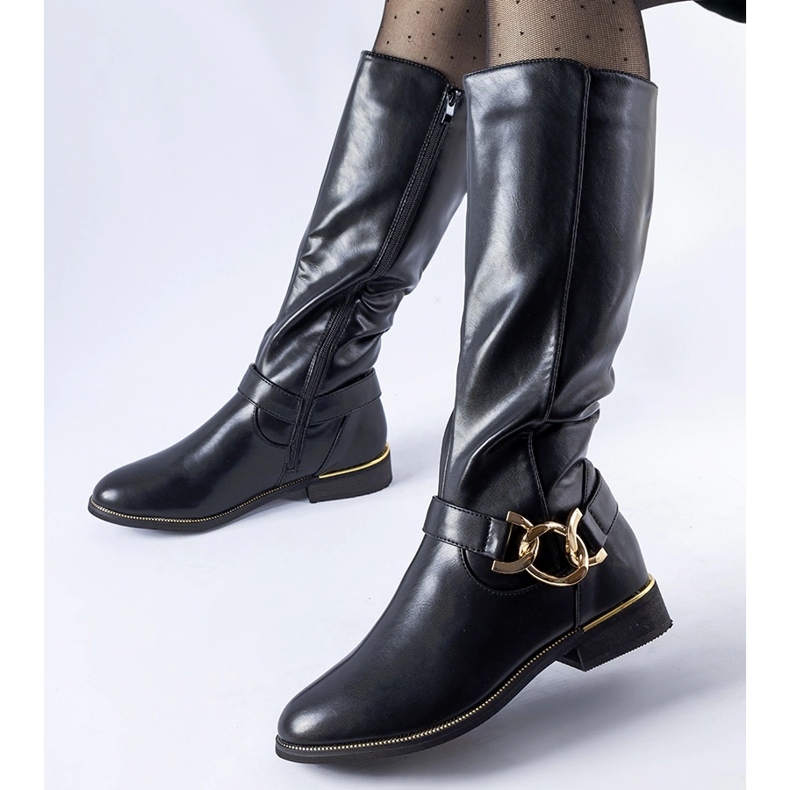 Fekete szigetelt csizma Ortega csattal díszítve 1