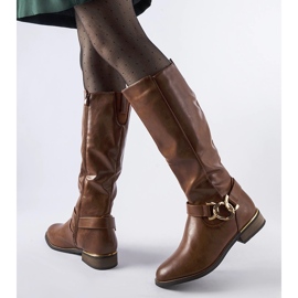 Barna szigetelt csizma Ortega csattal díszítve 2