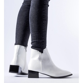 Fehér szigetelt négyszögletes sarkú csizma Boris 1