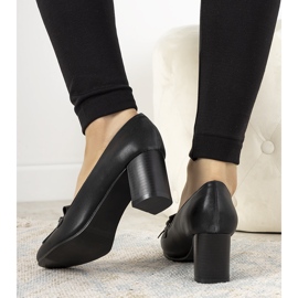 Fekete szivattyúk Alice ökobőrből készült oszlopán 1