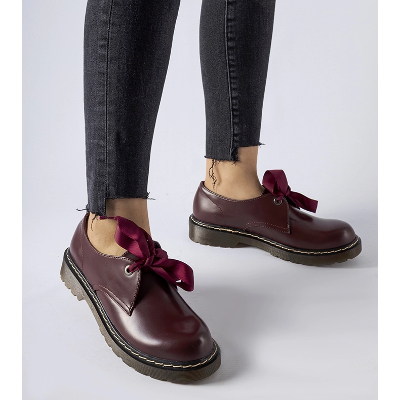 Gesztenyebarna cipő dekoratív masnival a Rodriguez cégtől piros 1