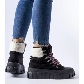 Fekete szigetelt tornacipő az Ottiol platformon 1